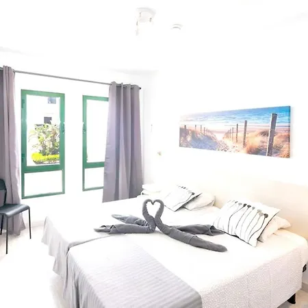 With One Bedroom In With Shared Pool And Wifi شقة